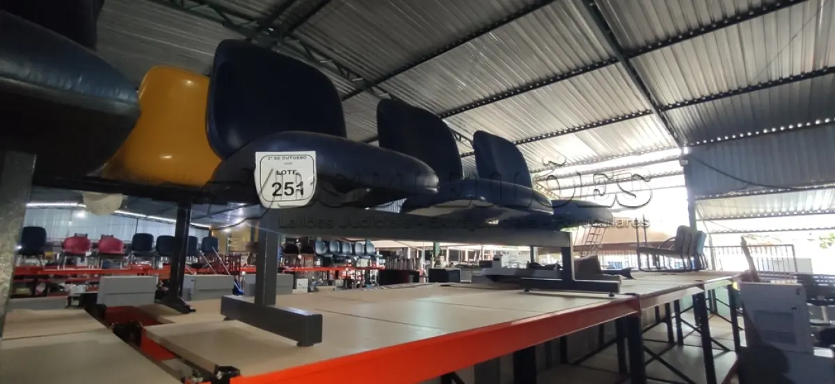 LOTE 251 - 01 CADEIRA TIPO LONGARINA DE 03 LUGARES. (NO ESTADO) ATENÇÃO! FAZER A VISITAÇÃO ANTES DE ARREMATAR, NÃO SABEMOS SE FUNCIONA, LEILÃO NÃO TEM GARANTIA E NEM DEVOLUÇÃO, SUJEITO A POSSÍVEIS AVARIAS VISÍVEIS/OCULTAS E/OU AUSÊNCIA DE COMPONENTES.