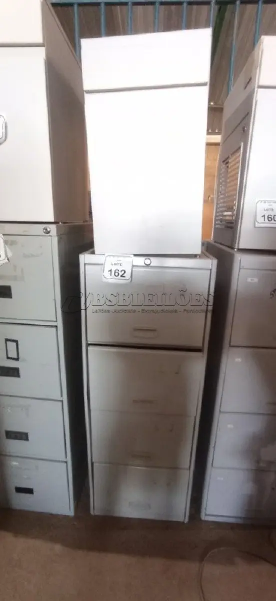 LOTE 162 - 01 ARQUIVO DE AÇO COM 04 GAVETAS EM AÇO E 01 ARMÁRIO BAIXO COM 01 GAVETA E SUPORTE PARA CPU. (NO ESTADO) ATENÇÃO! FAZER A VISITAÇÃO ANTES DE ARREMATAR, NÃO SABEMOS SE FUNCIONA, LEILÃO NÃO TEM GARANTIA E NEM DEVOLUÇÃO, SUJEITO A POSSÍVEIS AVARIAS VISÍVEIS/OCULTAS E/OU AUSÊNCIA DE COMPONENTES.