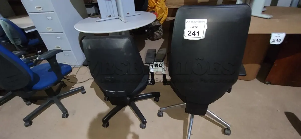 LOTE 241 - 02 CADEIRAS DE ESCRITÓRIO GIRATÓRIA. (NO ESTADO) ATENÇÃO! FAZER A VISITAÇÃO ANTES DE ARREMATAR, NÃO SABEMOS SE FUNCIONA, LEILÃO NÃO TEM GARANTIA E NEM DEVOLUÇÃO, SUJEITO A POSSÍVEIS AVARIAS VISÍVEIS/OCULTAS E/OU AUSÊNCIA DE COMPONENTES.