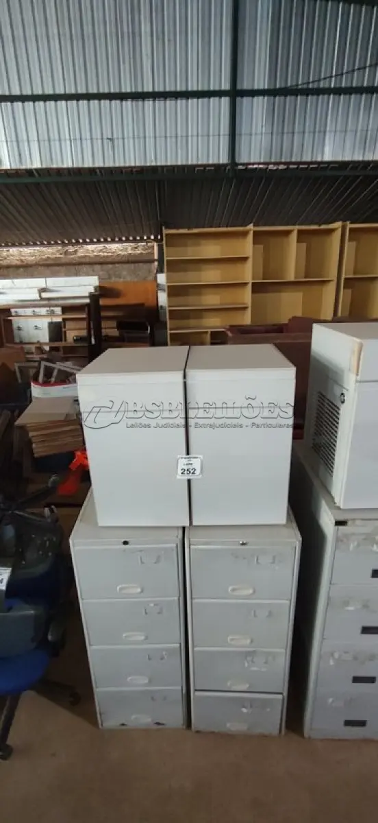 LOTE 252 - 02 ARQUIVOS DE AÇO COM 04 GAVETAS E 02 ARMÁRIOS BAIXO COM 01 GAVETA E SUPORTE PARA CPU. (NO ESTADO) ATENÇÃO! FAZER A VISITAÇÃO ANTES DE ARREMATAR, NÃO SABEMOS SE FUNCIONA, LEILÃO NÃO TEM GARANTIA E NEM DEVOLUÇÃO, SUJEITO A POSSÍVEIS AVARIAS VISÍVEIS/OCULTAS E/OU AUSÊNCIA DE COMPONENTES.