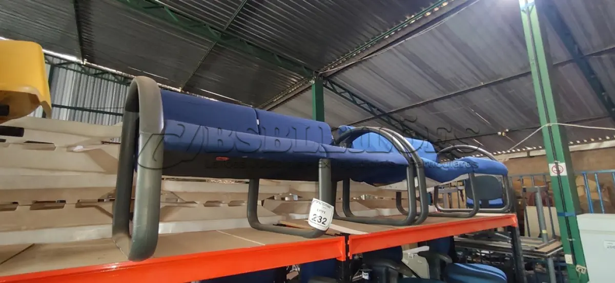 LOTE 232 - 02 POLTRONAS DE 02 LUGARES. (NO ESTADO) ATENÇÃO! FAZER A VISITAÇÃO ANTES DE ARREMATAR, NÃO SABEMOS SE FUNCIONA, LEILÃO NÃO TEM GARANTIA E NEM DEVOLUÇÃO, SUJEITO A POSSÍVEIS AVARIAS VISÍVEIS/OCULTAS E/OU AUSÊNCIA DE COMPONENTES.