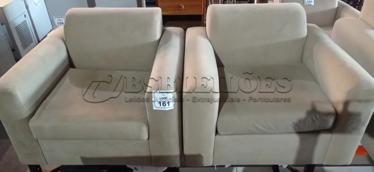 LOTE 161 - 02 POLTRONAS NA COR BEGE. (NO ESTADO) ATENÇÃO! FAZER A VISITAÇÃO ANTES DE ARREMATAR, NÃO SABEMOS SE FUNCIONA, LEILÃO NÃO TEM GARANTIA E NEM DEVOLUÇÃO, SUJEITO A POSSÍVEIS AVARIAS VISÍVEIS/OCULTAS E/OU AUSÊNCIA DE COMPONENTES.