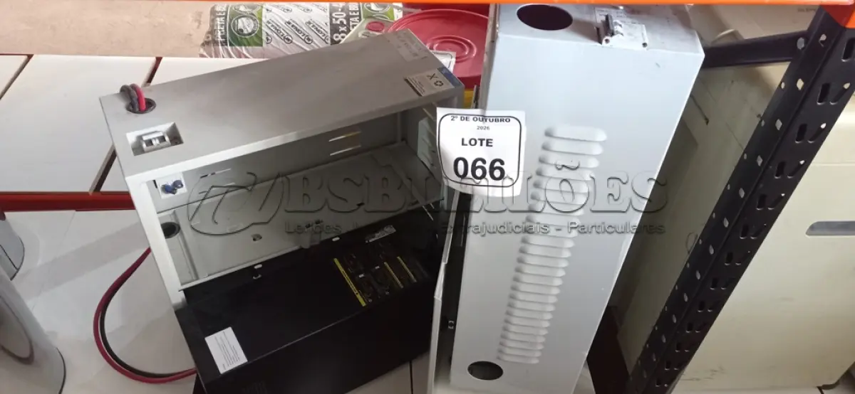 LOTE 066 - 01 NOBREAK MARCA LACERDA E 02 BANCOS DE BATERIAS VAZIOS. (NO ESTADO) ATENÇÃO! FAZER A VISITAÇÃO ANTES DE ARREMATAR, NÃO SABEMOS SE FUNCIONA, LEILÃO NÃO TEM GARANTIA E NEM DEVOLUÇÃO, SUJEITO A POSSÍVEIS AVARIAS VISÍVEIS/OCULTAS E/OU AUSÊNCIA DE COMPONENTES.