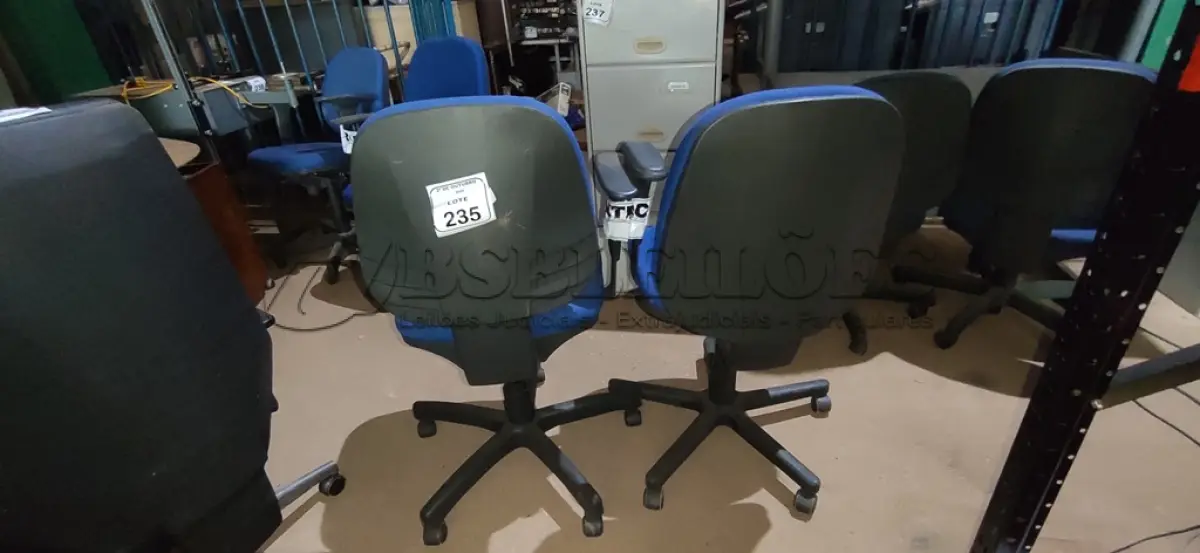 LOTE 235 - 02 CADEIRAS DE ESCRITÓRIO GIRATÓRIA. (NO ESTADO) ATENÇÃO! FAZER A VISITAÇÃO ANTES DE ARREMATAR, NÃO SABEMOS SE FUNCIONA, LEILÃO NÃO TEM GARANTIA E NEM DEVOLUÇÃO, SUJEITO A POSSÍVEIS AVARIAS VISÍVEIS/OCULTAS E/OU AUSÊNCIA DE COMPONENTES.