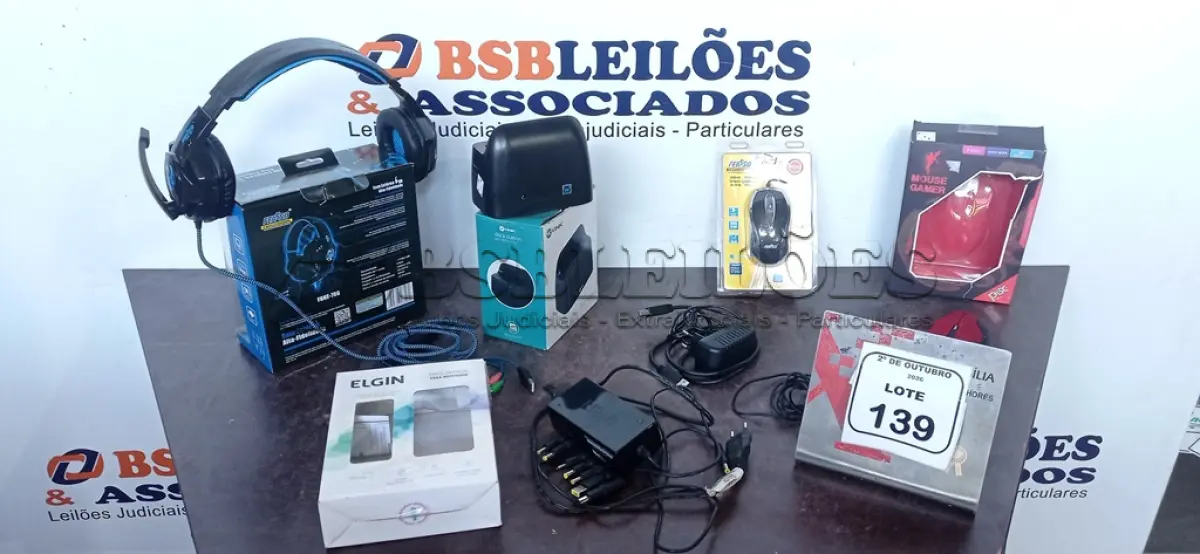 LOTE 139 - 01 FONTE UNIVERSAL MARCA ELGIN, 02 MOUSES, 01 DOCK STATION E 01 HEADSET GAMER MARCA FEASSO. (NO ESTADO) ATENÇÃO! FAZER A VISITAÇÃO ANTES DE ARREMATAR, NÃO SABEMOS SE FUNCIONA, LEILÃO NÃO TEM GARANTIA E NEM DEVOLUÇÃO, SUJEITO A POSSÍVEIS AVARIAS VISÍVEIS/OCULTAS E/OU AUSÊNCIA DE COMPONENTES.