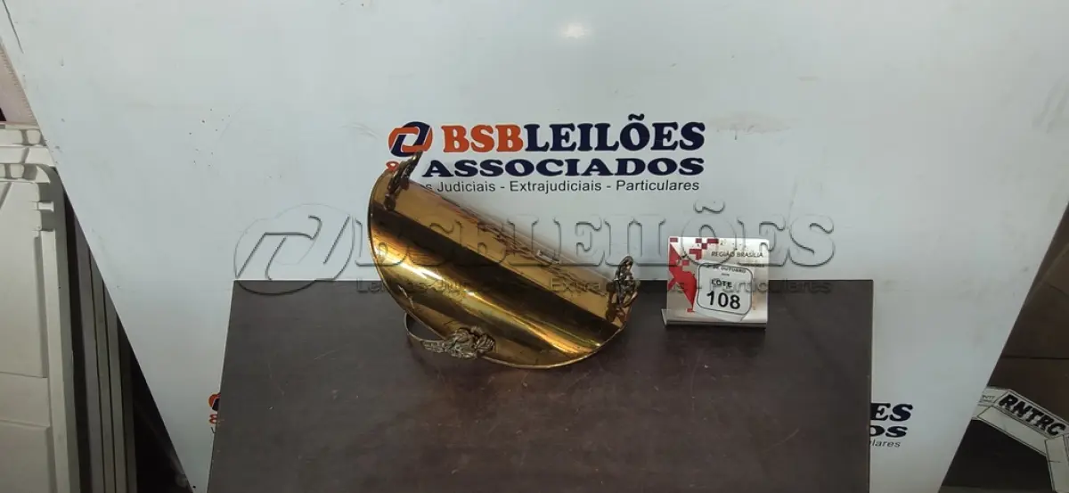LOTE 108 - 01 FRUTEIRA EM METAL. (NO ESTADO) ATENÇÃO! FAZER A VISITAÇÃO ANTES DE ARREMATAR, NÃO SABEMOS SE FUNCIONA, LEILÃO NÃO TEM GARANTIA E NEM DEVOLUÇÃO, SUJEITO A POSSÍVEIS AVARIAS VISÍVEIS/OCULTAS E/OU AUSÊNCIA DE COMPONENTES.