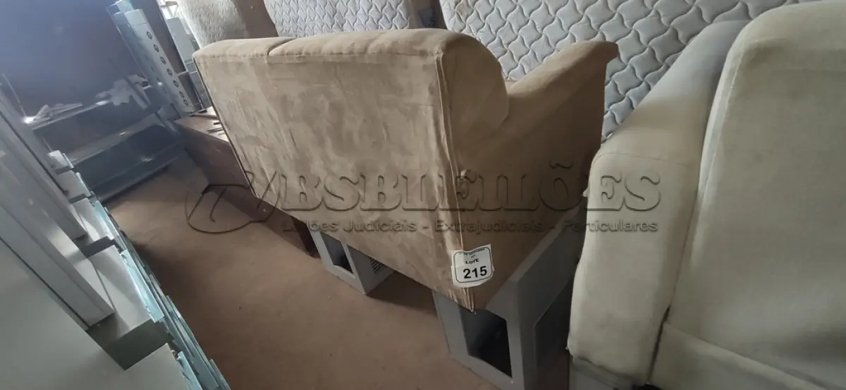 LOTE 215 - 01 SOFÁ DE 02 LUGARES E 02 ARMÁRIOS BAIXOS COM 01 GAVETA E SUPORTE PARA CPU. (NO ESTADO) ATENÇÃO! FAZER A VISITAÇÃO ANTES DE ARREMATAR, NÃO SABEMOS SE FUNCIONA, LEILÃO NÃO TEM GARANTIA E NEM DEVOLUÇÃO, SUJEITO A POSSÍVEIS AVARIAS VISÍVEIS/OCULTAS E/OU AUSÊNCIA DE COMPONENTES.