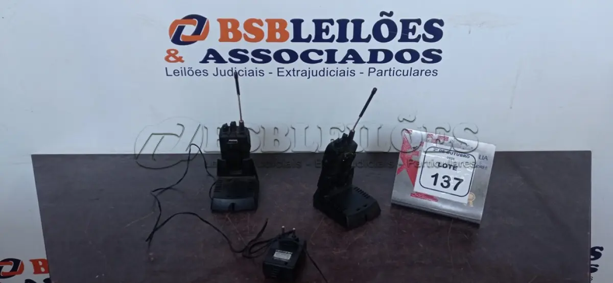 LOTE 137 - 02 RÁDIOS COMUNICADORES COM BASE DE CARREGADOR MARCA VÓRTEX STANDARD. (NO ESTADO) ATENÇÃO! FAZER A VISITAÇÃO ANTES DE ARREMATAR, NÃO SABEMOS SE FUNCIONA, LEILÃO NÃO TEM GARANTIA E NEM DEVOLUÇÃO, SUJEITO A POSSÍVEIS AVARIAS VISÍVEIS/OCULTAS E/OU AUSÊNCIA DE COMPONENTES.