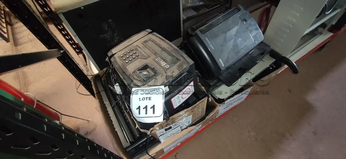LOTE 111 - 01 RELÓGIO DE PONTO, 01 GUILHOTINA DE PAPEL, 02 SCANNERS E GRANDE QUANTIDADE DE TECLADOS DE PC. (NO ESTADO) ATENÇÃO! FAZER A VISITAÇÃO ANTES DE ARREMATAR, NÃO SABEMOS SE FUNCIONA, LEILÃO NÃO TEM GARANTIA E NEM DEVOLUÇÃO, SUJEITO A POSSÍVEIS AVARIAS VISÍVEIS/OCULTAS E/OU AUSÊNCIA DE COMPONENTES.