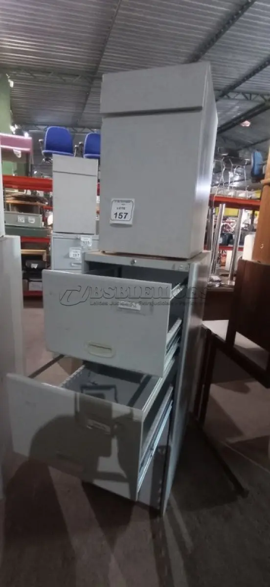 LOTE 157 - 01 ARQUIVO DE AÇO COM 04 GAVETAS EM AÇO E 01 ARMÁRIO BAIXO COM 01 GAVETA E SUPORTE PARA CPU. (NO ESTADO) ATENÇÃO! FAZER A VISITAÇÃO ANTES DE ARREMATAR, NÃO SABEMOS SE FUNCIONA, LEILÃO NÃO TEM GARANTIA E NEM DEVOLUÇÃO, SUJEITO A POSSÍVEIS AVARIAS VISÍVEIS/OCULTAS E/OU AUSÊNCIA DE COMPONENTES.