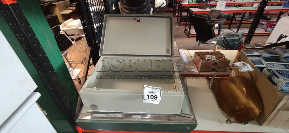 LOTE 109 - 01 CAIXA DE PASSAGEM ELÉTRICA, 01 NEGATOSCÓPIO DE 80X50CM E 04 VIDROS EM FORMATO TRAPEZOIDAL DE APROXIMADAMENTE 64CM. (NO ESTADO) ATENÇÃO! FAZER A VISITAÇÃO ANTES DE ARREMATAR, NÃO SABEMOS SE FUNCIONA, LEILÃO NÃO TEM GARANTIA E NEM DEVOLUÇÃO, SUJEITO A POSSÍVEIS AVARIAS VISÍVEIS/OCULTAS E/OU AUSÊNCIA DE COMPONENTES.