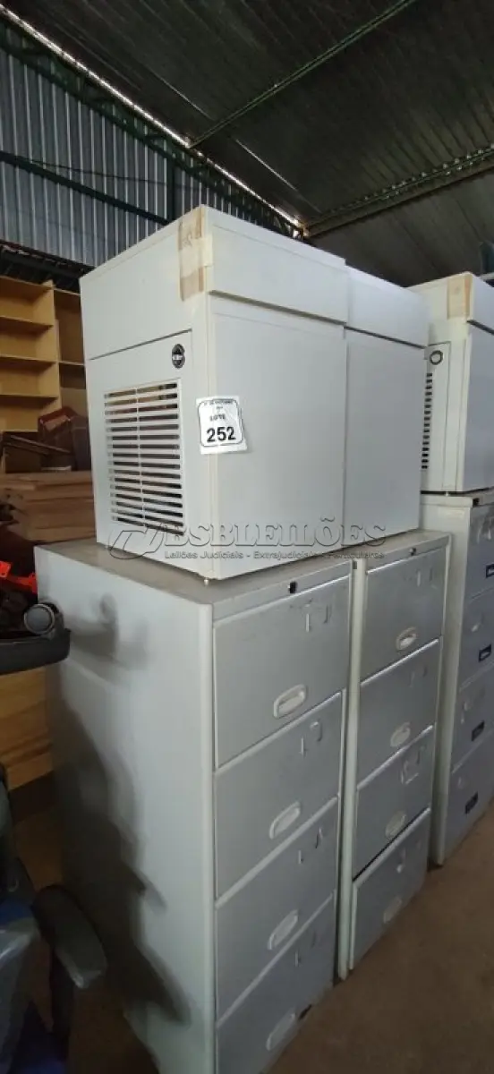 LOTE 252 - 02 ARQUIVOS DE AÇO COM 04 GAVETAS E 02 ARMÁRIOS BAIXO COM 01 GAVETA E SUPORTE PARA CPU. (NO ESTADO) ATENÇÃO! FAZER A VISITAÇÃO ANTES DE ARREMATAR, NÃO SABEMOS SE FUNCIONA, LEILÃO NÃO TEM GARANTIA E NEM DEVOLUÇÃO, SUJEITO A POSSÍVEIS AVARIAS VISÍVEIS/OCULTAS E/OU AUSÊNCIA DE COMPONENTES.