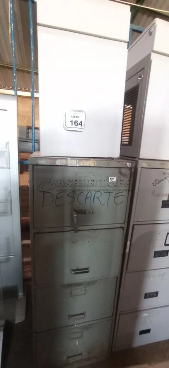 LOTE 164 - 01 ARQUIVO DE AÇO COM 04 GAVETAS EM AÇO E 01 ARMÁRIO BAIXO COM 01 GAVETA E SUPORTE PARA CPU. (NO ESTADO) ATENÇÃO! FAZER A VISITAÇÃO ANTES DE ARREMATAR, NÃO SABEMOS SE FUNCIONA, LEILÃO NÃO TEM GARANTIA E NEM DEVOLUÇÃO, SUJEITO A POSSÍVEIS AVARIAS VISÍVEIS/OCULTAS E/OU AUSÊNCIA DE COMPONENTES.