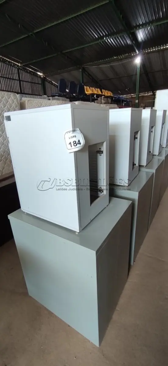 LOTE 184 - 01 ARQUIVO BAIXO DE AÇO COM 05 GAVETAS E 01 ARMÁRIO BAIXO COM 01 GAVETA E SUPORTE PARA CPU. (NO ESTADO) ATENÇÃO! FAZER A VISITAÇÃO ANTES DE ARREMATAR, NÃO SABEMOS SE FUNCIONA, LEILÃO NÃO TEM GARANTIA E NEM DEVOLUÇÃO, SUJEITO A POSSÍVEIS AVARIAS VISÍVEIS/OCULTAS E/OU AUSÊNCIA DE COMPONENTES.