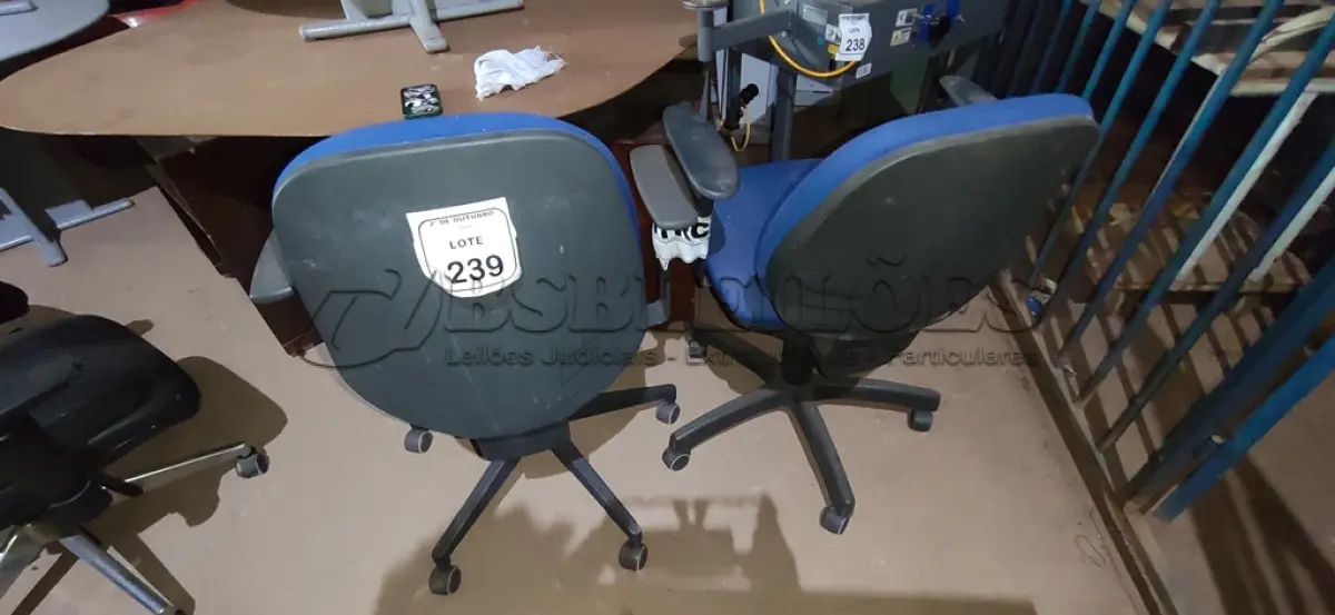 LOTE 239 - 02 CADEIRAS DE ESCRITÓRIO GIRATÓRIA. (NO ESTADO) ATENÇÃO! FAZER A VISITAÇÃO ANTES DE ARREMATAR, NÃO SABEMOS SE FUNCIONA, LEILÃO NÃO TEM GARANTIA E NEM DEVOLUÇÃO, SUJEITO A POSSÍVEIS AVARIAS VISÍVEIS/OCULTAS E/OU AUSÊNCIA DE COMPONENTES.