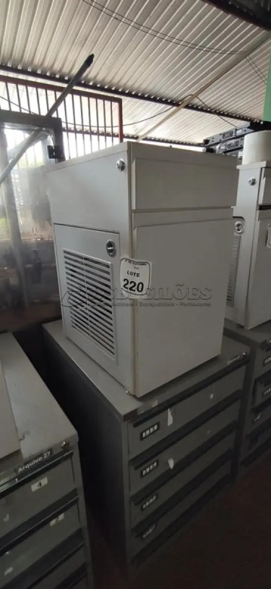 LOTE 220 - 01 ARQUIVO BAIXO DE AÇO COM 05 GAVETAS E 01 ARMÁRIO BAIXO COM 01 GAVETA E SUPORTE PARA CPU. (NO ESTADO) ATENÇÃO! FAZER A VISITAÇÃO ANTES DE ARREMATAR, NÃO SABEMOS SE FUNCIONA, LEILÃO NÃO TEM GARANTIA E NEM DEVOLUÇÃO, SUJEITO A POSSÍVEIS AVARIAS VISÍVEIS/OCULTAS E/OU AUSÊNCIA DE COMPONENTES.