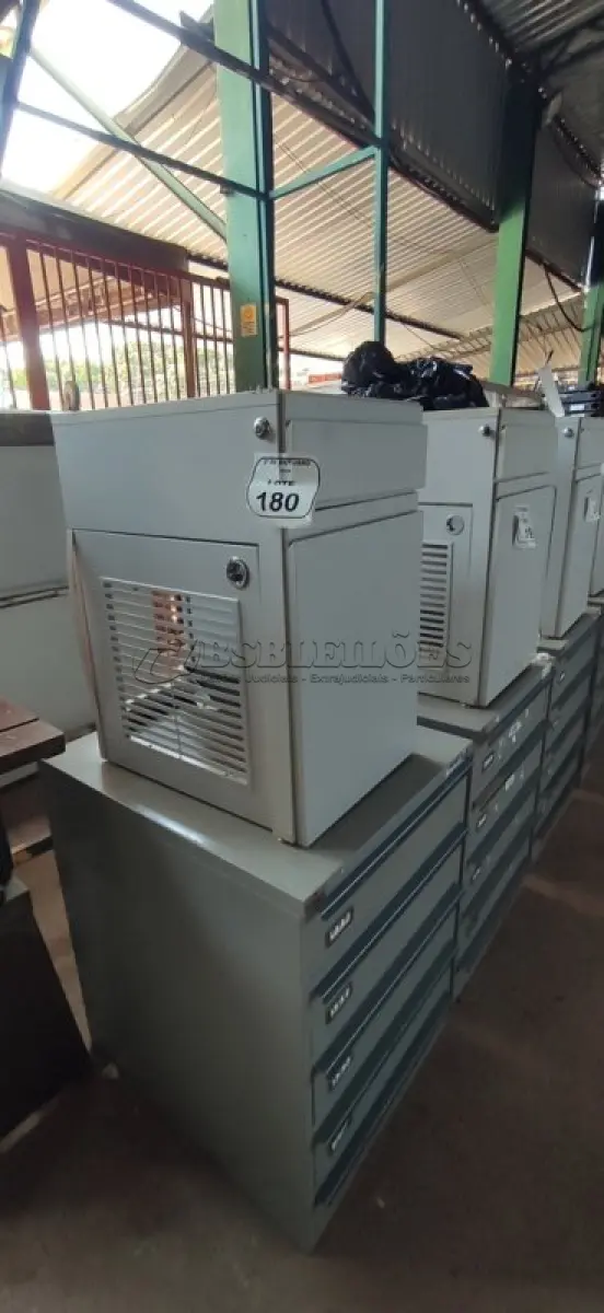 LOTE 180 - 01 ARQUIVO BAIXO DE AÇO COM 05 GAVETAS E 01 ARMÁRIO BAIXO COM 01 GAVETA E SUPORTE PARA CPU. (NO ESTADO) ATENÇÃO! FAZER A VISITAÇÃO ANTES DE ARREMATAR, NÃO SABEMOS SE FUNCIONA, LEILÃO NÃO TEM GARANTIA E NEM DEVOLUÇÃO, SUJEITO A POSSÍVEIS AVARIAS VISÍVEIS/OCULTAS E/OU AUSÊNCIA DE COMPONENTES.