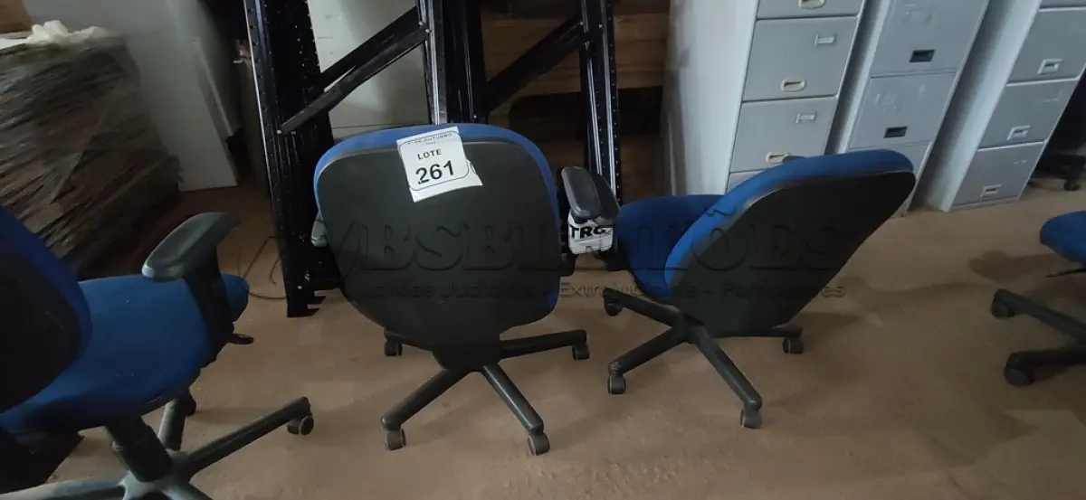 LOTE 261 - 02 CADEIRAS DE ESCRITÓRIO GIRATÓRIA. (NO ESTADO) ATENÇÃO! FAZER A VISITAÇÃO ANTES DE ARREMATAR, NÃO SABEMOS SE FUNCIONA, LEILÃO NÃO TEM GARANTIA E NEM DEVOLUÇÃO, SUJEITO A POSSÍVEIS AVARIAS VISÍVEIS/OCULTAS E/OU AUSÊNCIA DE COMPONENTES.