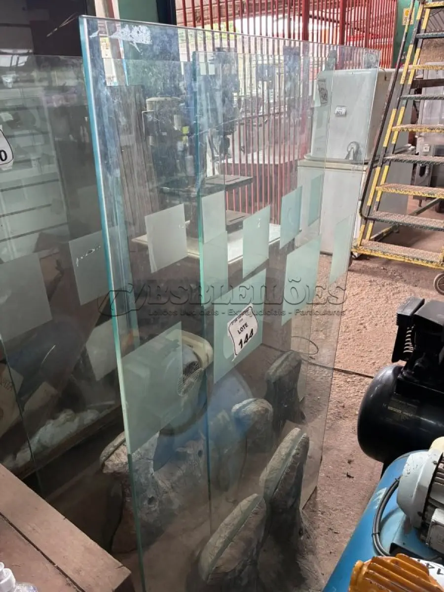 LOTE 144 - 01 PAINEL DE VIDRO DE 1,00X1,65M COM BASE ESCULTURAL EM FORMATO ORGÂNICO. (NO ESTADO) ATENÇÃO! FAZER A VISITAÇÃO ANTES DE ARREMATAR, NÃO SABEMOS SE FUNCIONA, LEILÃO NÃO TEM GARANTIA E NEM DEVOLUÇÃO, SUJEITO A POSSÍVEIS AVARIAS VISÍVEIS/OCULTAS E/OU AUSÊNCIA DE COMPONENTES.