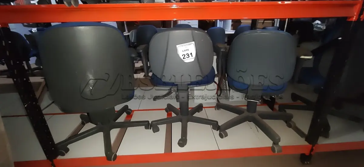 LOTE 231 - 03 CADEIRAS DE ESCRITÓRIO GIRATÓRIAS. (NO ESTADO) ATENÇÃO! FAZER A VISITAÇÃO ANTES DE ARREMATAR, NÃO SABEMOS SE FUNCIONA, LEILÃO NÃO TEM GARANTIA E NEM DEVOLUÇÃO, SUJEITO A POSSÍVEIS AVARIAS VISÍVEIS/OCULTAS E/OU AUSÊNCIA DE COMPONENTES.