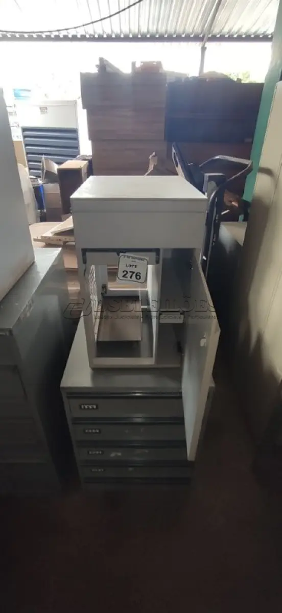LOTE 276 - 01 ARQUIVO BAIXO DE AÇO COM 05 GAVETAS E 01 ARMÁRIO BAIXO COM 01 GAVETA E SUPORTE PARA CPU. (NO ESTADO) ATENÇÃO! FAZER A VISITAÇÃO ANTES DE ARREMATAR, NÃO SABEMOS SE FUNCIONA, LEILÃO NÃO TEM GARANTIA E NEM DEVOLUÇÃO, SUJEITO A POSSÍVEIS AVARIAS VISÍVEIS/OCULTAS E/OU AUSÊNCIA DE COMPONENTES.