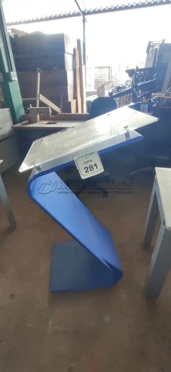 LOTE 281 - 01 PÚLPITO. (NO ESTADO) ATENÇÃO! FAZER A VISITAÇÃO ANTES DE ARREMATAR, NÃO SABEMOS SE FUNCIONA, LEILÃO NÃO TEM GARANTIA E NEM DEVOLUÇÃO, SUJEITO A POSSÍVEIS AVARIAS VISÍVEIS/OCULTAS E/OU AUSÊNCIA DE COMPONENTES.