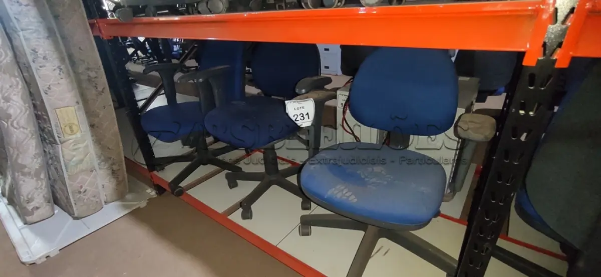 LOTE 231 - 03 CADEIRAS DE ESCRITÓRIO GIRATÓRIAS. (NO ESTADO) ATENÇÃO! FAZER A VISITAÇÃO ANTES DE ARREMATAR, NÃO SABEMOS SE FUNCIONA, LEILÃO NÃO TEM GARANTIA E NEM DEVOLUÇÃO, SUJEITO A POSSÍVEIS AVARIAS VISÍVEIS/OCULTAS E/OU AUSÊNCIA DE COMPONENTES.