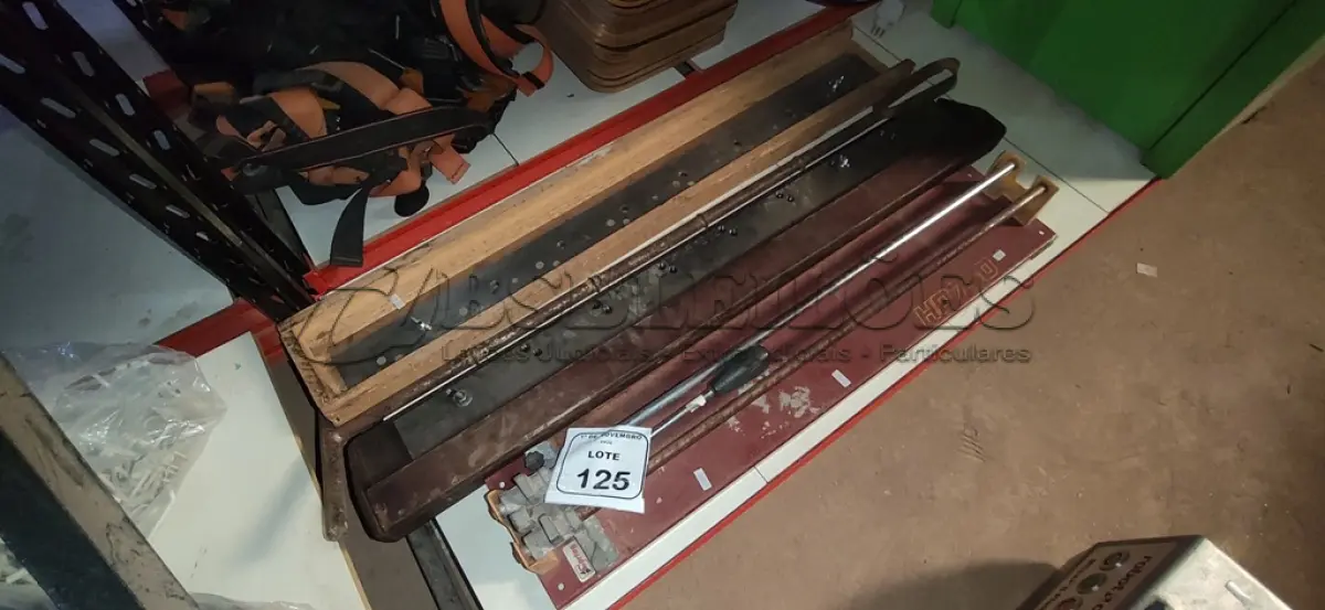 LOTE 125 - 01 CORTADOR DE CERÂMICA E 01 LÂMINA DE GUILHOTINA DE 1,00M. (NO ESTADO) ATENÇÃO! FAZER A VISITAÇÃO ANTES DE ARREMATAR, NÃO SABEMOS SE FUNCIONA, LEILÃO NÃO TEM GARANTIA E NEM DEVOLUÇÃO, SUJEITO A POSSÍVEIS AVARIAS VISÍVEIS/OCULTAS E/OU AUSÊNCIA DE COMPONENTES.