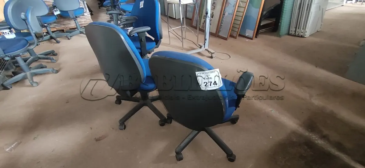 LOTE 274 - 02 CADEIRAS DE ESCRITÓRIO GIRATÓRIA. (NO ESTADO) ATENÇÃO! FAZER A VISITAÇÃO ANTES DE ARREMATAR, NÃO SABEMOS SE FUNCIONA, LEILÃO NÃO TEM GARANTIA E NEM DEVOLUÇÃO, SUJEITO A POSSÍVEIS AVARIAS VISÍVEIS/OCULTAS E/OU AUSÊNCIA DE COMPONENTES.