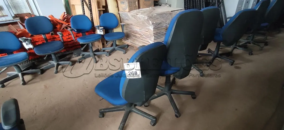 LOTE 268 - 02 CADEIRAS DE ESCRITÓRIO GIRATÓRIA. (NO ESTADO) ATENÇÃO! FAZER A VISITAÇÃO ANTES DE ARREMATAR, NÃO SABEMOS SE FUNCIONA, LEILÃO NÃO TEM GARANTIA E NEM DEVOLUÇÃO, SUJEITO A POSSÍVEIS AVARIAS VISÍVEIS/OCULTAS E/OU AUSÊNCIA DE COMPONENTES.