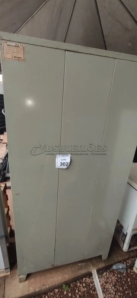 LOTE 302 - 01 ARMÁRIO ROUPEIRO DE FERRO COM 06 PORTAS. (NO ESTADO) ATENÇÃO! FAZER A VISITAÇÃO ANTES DE ARREMATAR, NÃO SABEMOS SE FUNCIONA, LEILÃO NÃO TEM GARANTIA E NEM DEVOLUÇÃO, SUJEITO A POSSÍVEIS AVARIAS VISÍVEIS/OCULTAS E/OU AUSÊNCIA DE COMPONENTES.