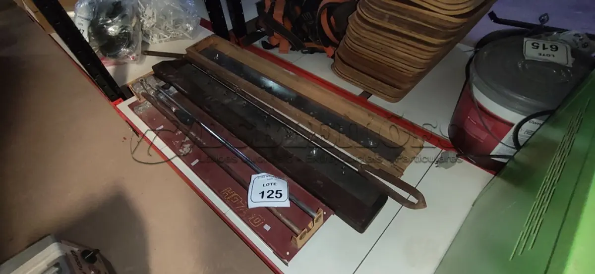 LOTE 125 - 01 CORTADOR DE CERÂMICA E 01 LÂMINA DE GUILHOTINA DE 1,00M. (NO ESTADO) ATENÇÃO! FAZER A VISITAÇÃO ANTES DE ARREMATAR, NÃO SABEMOS SE FUNCIONA, LEILÃO NÃO TEM GARANTIA E NEM DEVOLUÇÃO, SUJEITO A POSSÍVEIS AVARIAS VISÍVEIS/OCULTAS E/OU AUSÊNCIA DE COMPONENTES.