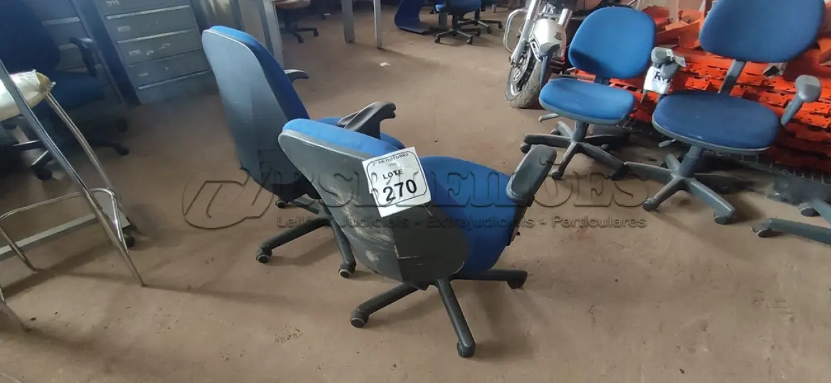 LOTE 270 - 02 CADEIRAS DE ESCRITÓRIO GIRATÓRIA. (NO ESTADO) ATENÇÃO! FAZER A VISITAÇÃO ANTES DE ARREMATAR, NÃO SABEMOS SE FUNCIONA, LEILÃO NÃO TEM GARANTIA E NEM DEVOLUÇÃO, SUJEITO A POSSÍVEIS AVARIAS VISÍVEIS/OCULTAS E/OU AUSÊNCIA DE COMPONENTES.