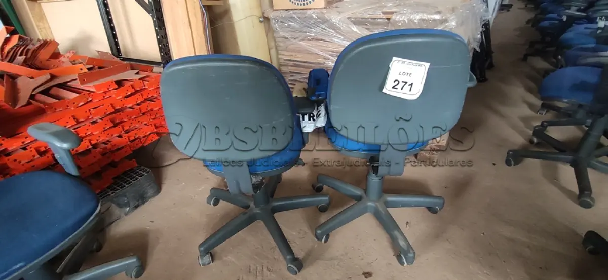 LOTE 271 - 02 CADEIRAS DE ESCRITÓRIO GIRATÓRIA. (NO ESTADO) ATENÇÃO! FAZER A VISITAÇÃO ANTES DE ARREMATAR, NÃO SABEMOS SE FUNCIONA, LEILÃO NÃO TEM GARANTIA E NEM DEVOLUÇÃO, SUJEITO A POSSÍVEIS AVARIAS VISÍVEIS/OCULTAS E/OU AUSÊNCIA DE COMPONENTES.
