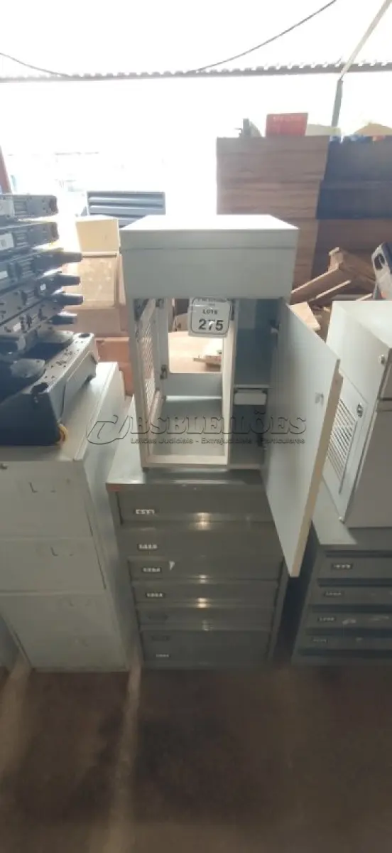 LOTE 275 - 01 ARQUIVO BAIXO DE AÇO COM 07 GAVETAS E 01 ARMÁRIO BAIXO COM 01 GAVETA E SUPORTE PARA CPU. (NO ESTADO) ATENÇÃO! FAZER A VISITAÇÃO ANTES DE ARREMATAR, NÃO SABEMOS SE FUNCIONA, LEILÃO NÃO TEM GARANTIA E NEM DEVOLUÇÃO, SUJEITO A POSSÍVEIS AVARIAS VISÍVEIS/OCULTAS E/OU AUSÊNCIA DE COMPONENTES.