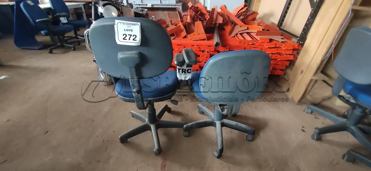 LOTE 272 - 02 CADEIRAS DE ESCRITÓRIO GIRATÓRIA. (NO ESTADO) ATENÇÃO! FAZER A VISITAÇÃO ANTES DE ARREMATAR, NÃO SABEMOS SE FUNCIONA, LEILÃO NÃO TEM GARANTIA E NEM DEVOLUÇÃO, SUJEITO A POSSÍVEIS AVARIAS VISÍVEIS/OCULTAS E/OU AUSÊNCIA DE COMPONENTES.