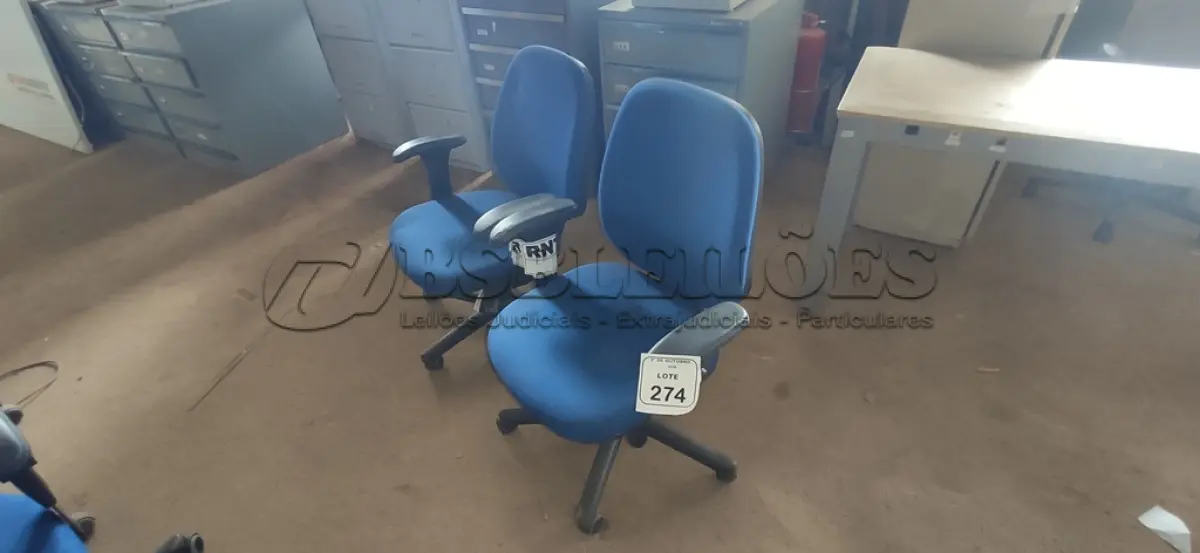 LOTE 274 - 02 CADEIRAS DE ESCRITÓRIO GIRATÓRIA. (NO ESTADO) ATENÇÃO! FAZER A VISITAÇÃO ANTES DE ARREMATAR, NÃO SABEMOS SE FUNCIONA, LEILÃO NÃO TEM GARANTIA E NEM DEVOLUÇÃO, SUJEITO A POSSÍVEIS AVARIAS VISÍVEIS/OCULTAS E/OU AUSÊNCIA DE COMPONENTES.