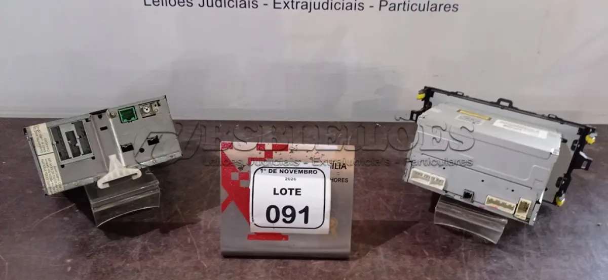 LOTE 091 - 02 APARELHOS DE SOM AUTOMOTIVO. (NO ESTADO) ATENÇÃO! FAZER A VISITAÇÃO ANTES DE ARREMATAR, NÃO SABEMOS SE FUNCIONA, LEILÃO NÃO TEM GARANTIA E NEM DEVOLUÇÃO, SUJEITO A POSSÍVEIS AVARIAS VISÍVEIS/OCULTAS E/OU AUSÊNCIA DE COMPONENTES.