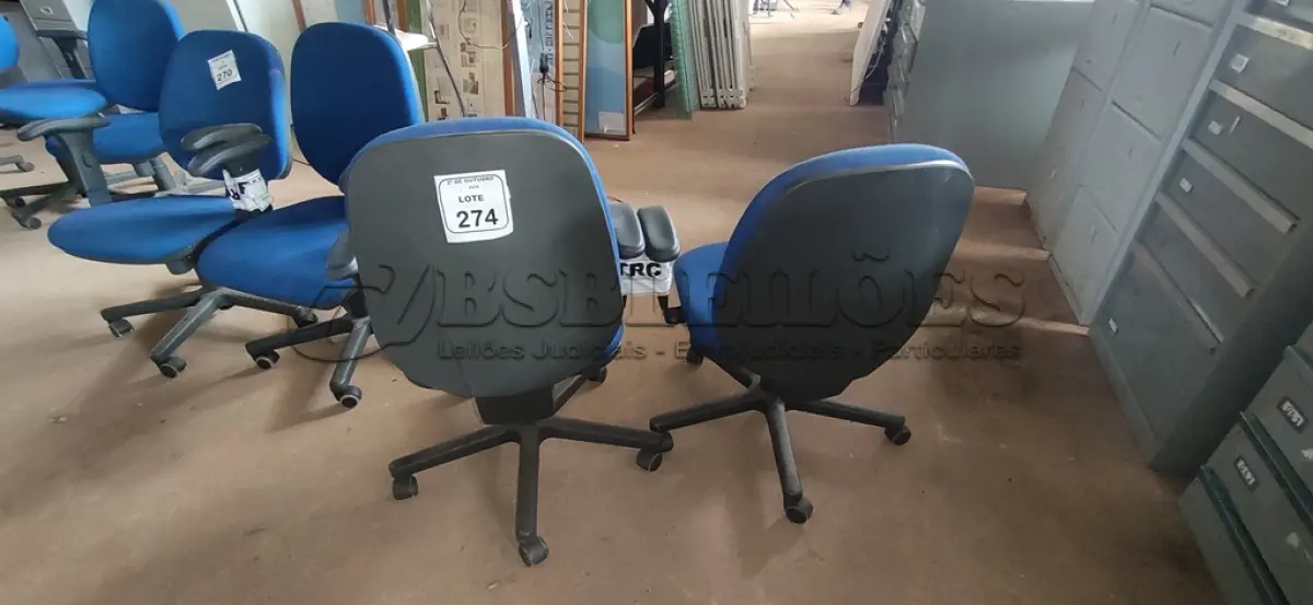 LOTE 274 - 02 CADEIRAS DE ESCRITÓRIO GIRATÓRIA. (NO ESTADO) ATENÇÃO! FAZER A VISITAÇÃO ANTES DE ARREMATAR, NÃO SABEMOS SE FUNCIONA, LEILÃO NÃO TEM GARANTIA E NEM DEVOLUÇÃO, SUJEITO A POSSÍVEIS AVARIAS VISÍVEIS/OCULTAS E/OU AUSÊNCIA DE COMPONENTES.