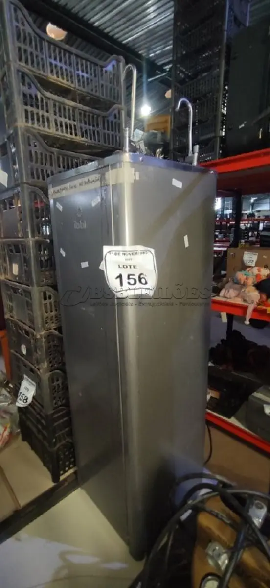 LOTE 156 - 01 BEBEDOURO TIPO TORRE. (NO ESTADO) ATENÇÃO! FAZER A VISITAÇÃO ANTES DE ARREMATAR, NÃO SABEMOS SE FUNCIONA, LEILÃO NÃO TEM GARANTIA E NEM DEVOLUÇÃO, SUJEITO A POSSÍVEIS AVARIAS VISÍVEIS/OCULTAS E/OU AUSÊNCIA DE COMPONENTES.