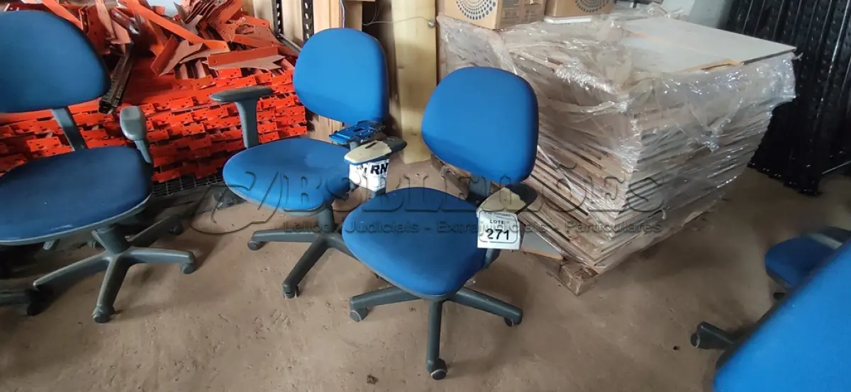 LOTE 271 - 02 CADEIRAS DE ESCRITÓRIO GIRATÓRIA. (NO ESTADO) ATENÇÃO! FAZER A VISITAÇÃO ANTES DE ARREMATAR, NÃO SABEMOS SE FUNCIONA, LEILÃO NÃO TEM GARANTIA E NEM DEVOLUÇÃO, SUJEITO A POSSÍVEIS AVARIAS VISÍVEIS/OCULTAS E/OU AUSÊNCIA DE COMPONENTES.