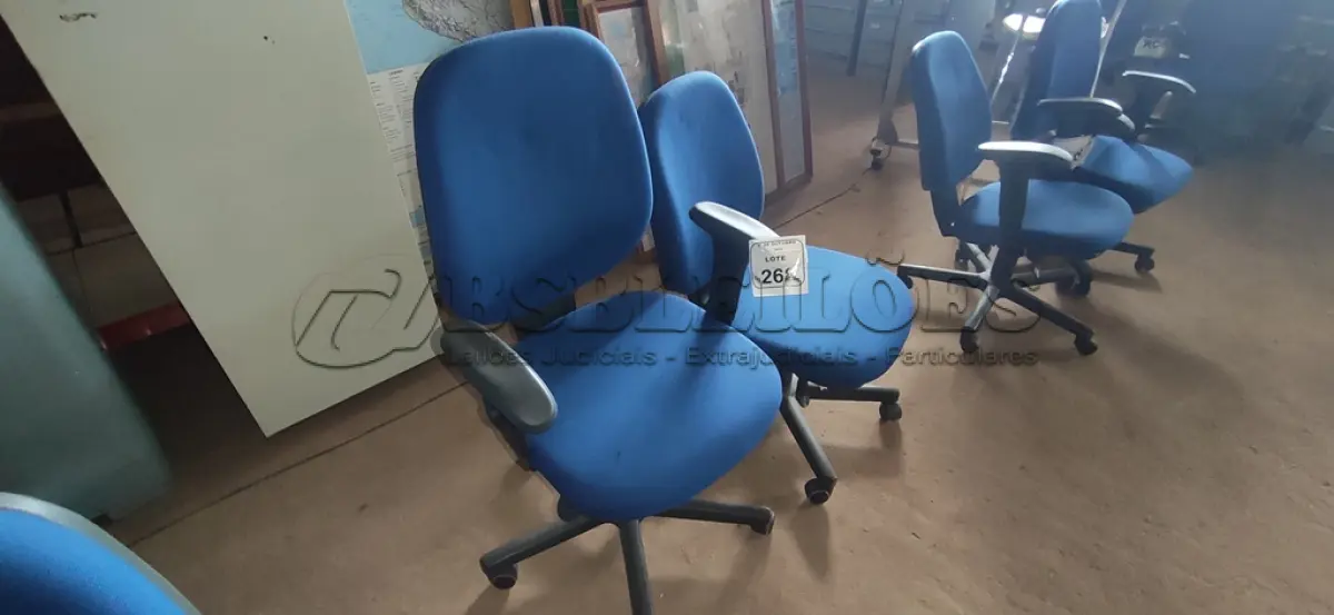 LOTE 268 - 02 CADEIRAS DE ESCRITÓRIO GIRATÓRIA. (NO ESTADO) ATENÇÃO! FAZER A VISITAÇÃO ANTES DE ARREMATAR, NÃO SABEMOS SE FUNCIONA, LEILÃO NÃO TEM GARANTIA E NEM DEVOLUÇÃO, SUJEITO A POSSÍVEIS AVARIAS VISÍVEIS/OCULTAS E/OU AUSÊNCIA DE COMPONENTES.