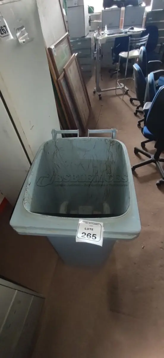 LOTE 265 - 01 LIXEIRA DE PLÁSTICO DE 240L NA COR AZUL. (NO ESTADO) ATENÇÃO! FAZER A VISITAÇÃO ANTES DE ARREMATAR, NÃO SABEMOS SE FUNCIONA, LEILÃO NÃO TEM GARANTIA E NEM DEVOLUÇÃO, SUJEITO A POSSÍVEIS AVARIAS VISÍVEIS/OCULTAS E/OU AUSÊNCIA DE COMPONENTES.