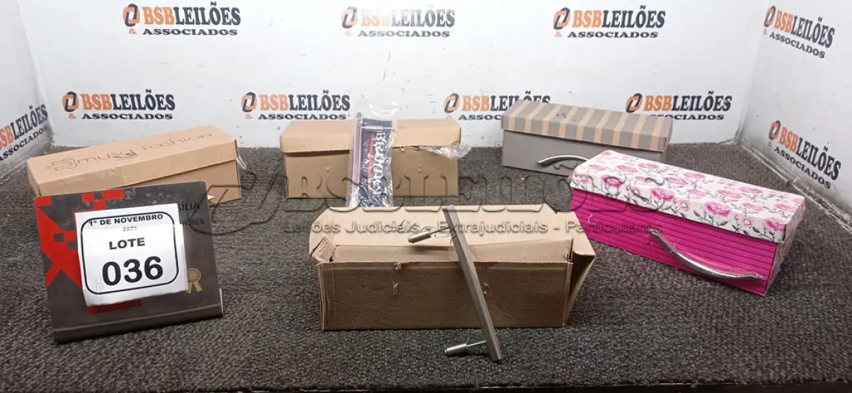 LOTE 036 - 01 LOTE COM GRANDE QUANTIDADE DE PUXADORES DE MÓVEIS DE MODELOS DIVERSOS. (NO ESTADO) ATENÇÃO! FAZER A VISITAÇÃO ANTES DE ARREMATAR, NÃO SABEMOS SE FUNCIONA, LEILÃO NÃO TEM GARANTIA E NEM DEVOLUÇÃO, SUJEITO A POSSÍVEIS AVARIAS VISÍVEIS/OCULTAS E/OU AUSÊNCIA DE COMPONENTES.