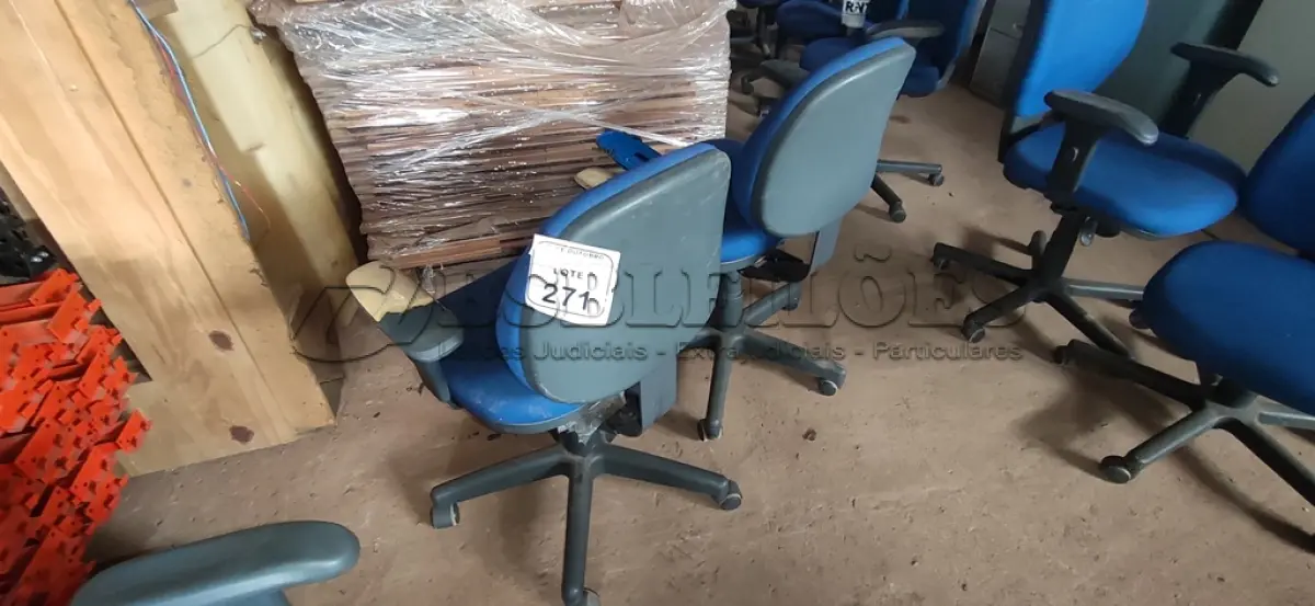 LOTE 271 - 02 CADEIRAS DE ESCRITÓRIO GIRATÓRIA. (NO ESTADO) ATENÇÃO! FAZER A VISITAÇÃO ANTES DE ARREMATAR, NÃO SABEMOS SE FUNCIONA, LEILÃO NÃO TEM GARANTIA E NEM DEVOLUÇÃO, SUJEITO A POSSÍVEIS AVARIAS VISÍVEIS/OCULTAS E/OU AUSÊNCIA DE COMPONENTES.