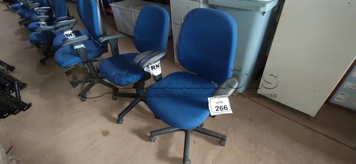 LOTE 266 - 02 CADEIRAS DE ESCRITÓRIO GIRATÓRIA. (NO ESTADO) ATENÇÃO! FAZER A VISITAÇÃO ANTES DE ARREMATAR, NÃO SABEMOS SE FUNCIONA, LEILÃO NÃO TEM GARANTIA E NEM DEVOLUÇÃO, SUJEITO A POSSÍVEIS AVARIAS VISÍVEIS/OCULTAS E/OU AUSÊNCIA DE COMPONENTES.