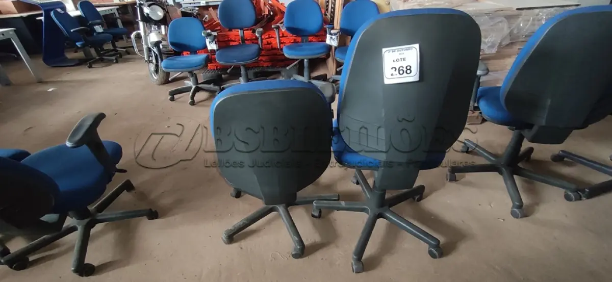 LOTE 268 - 02 CADEIRAS DE ESCRITÓRIO GIRATÓRIA. (NO ESTADO) ATENÇÃO! FAZER A VISITAÇÃO ANTES DE ARREMATAR, NÃO SABEMOS SE FUNCIONA, LEILÃO NÃO TEM GARANTIA E NEM DEVOLUÇÃO, SUJEITO A POSSÍVEIS AVARIAS VISÍVEIS/OCULTAS E/OU AUSÊNCIA DE COMPONENTES.