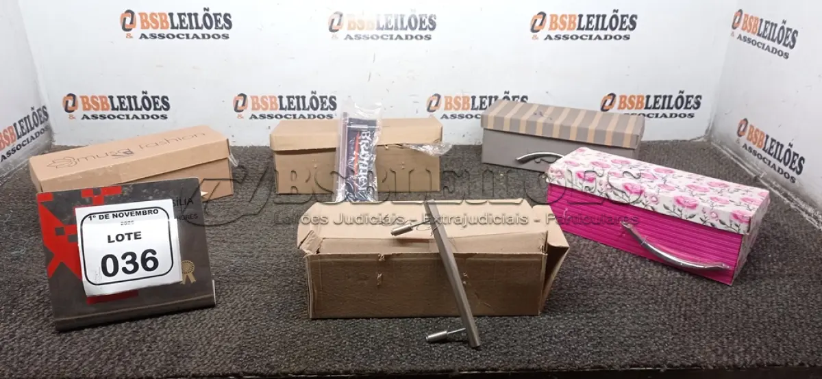 LOTE 036 - 01 LOTE COM GRANDE QUANTIDADE DE PUXADORES DE MÓVEIS DE MODELOS DIVERSOS. (NO ESTADO) ATENÇÃO! FAZER A VISITAÇÃO ANTES DE ARREMATAR, NÃO SABEMOS SE FUNCIONA, LEILÃO NÃO TEM GARANTIA E NEM DEVOLUÇÃO, SUJEITO A POSSÍVEIS AVARIAS VISÍVEIS/OCULTAS E/OU AUSÊNCIA DE COMPONENTES.