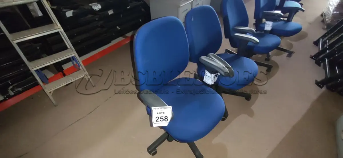 LOTE 258 - 02 CADEIRAS DE ESCRITÓRIO GIRATÓRIA. (NO ESTADO) ATENÇÃO! FAZER A VISITAÇÃO ANTES DE ARREMATAR, NÃO SABEMOS SE FUNCIONA, LEILÃO NÃO TEM GARANTIA E NEM DEVOLUÇÃO, SUJEITO A POSSÍVEIS AVARIAS VISÍVEIS/OCULTAS E/OU AUSÊNCIA DE COMPONENTES.