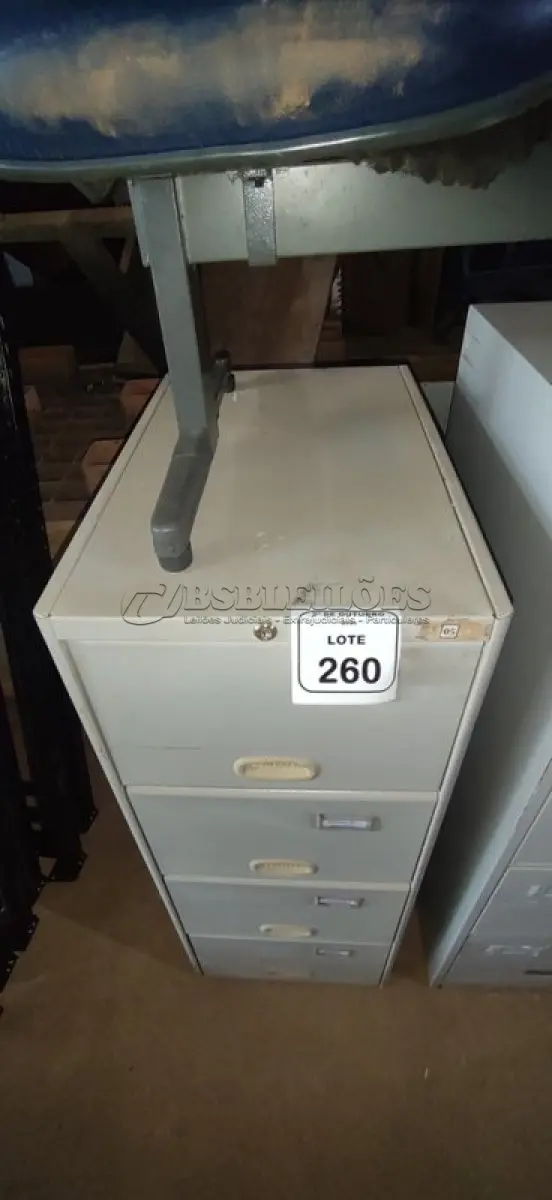 LOTE 260 - 01 ARQUIVO DE AÇO COM 04 GAVETAS. (NO ESTADO) ATENÇÃO! FAZER A VISITAÇÃO ANTES DE ARREMATAR, NÃO SABEMOS SE FUNCIONA, LEILÃO NÃO TEM GARANTIA E NEM DEVOLUÇÃO, SUJEITO A POSSÍVEIS AVARIAS VISÍVEIS/OCULTAS E/OU AUSÊNCIA DE COMPONENTES.